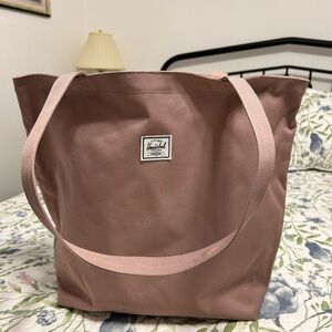 Large tote with pockets, great for travel!